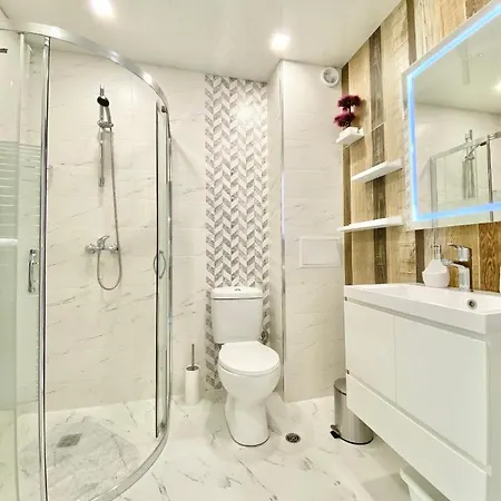 Апартаменты Colourful For 4 Guests And Free Parking