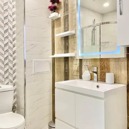 Апартаменты Colourful For 4 Guests And Free Parking