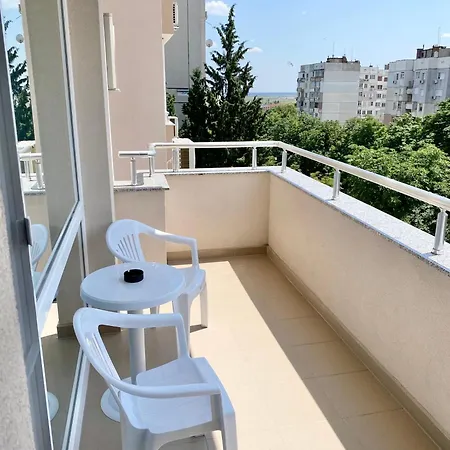 Colourful For 4 Guests And Free Parking *