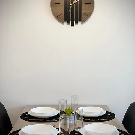 Colourful For 4 Guests And Free Parking *